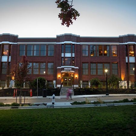 Mcmenamins Anderson School Hotel Bothell Bagian luar foto